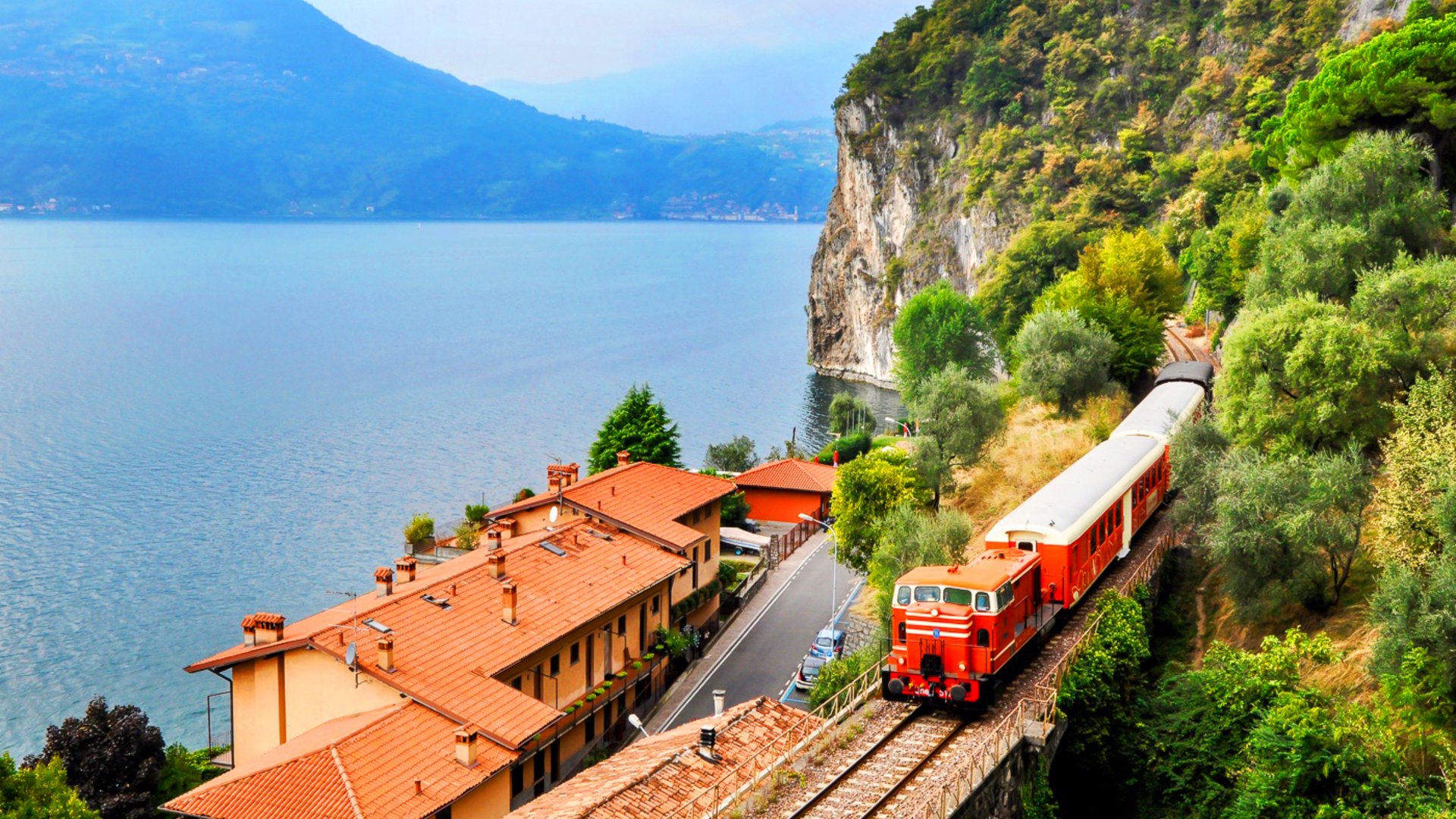 Italian Lake District Group Tour: Culinary Delights by Train