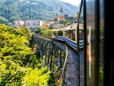 Italian Lake District Group Tour: Culinary Delights by Train